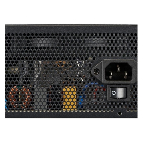 Cooler Master 750W 80+ Gold ventillátorral tápegység
