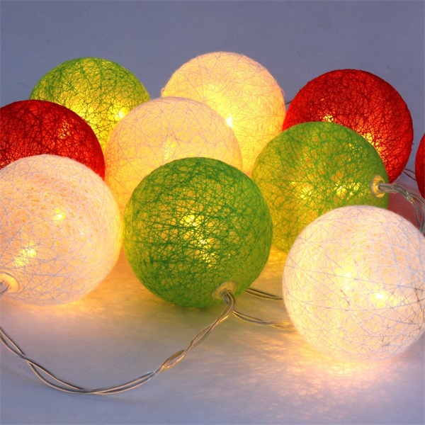 Iris Gömb alakú 6cm/színes fonott/1,5m/piros-fehér-zöld/10db LED-es/USB-s fényfüzér, fénydekoráció